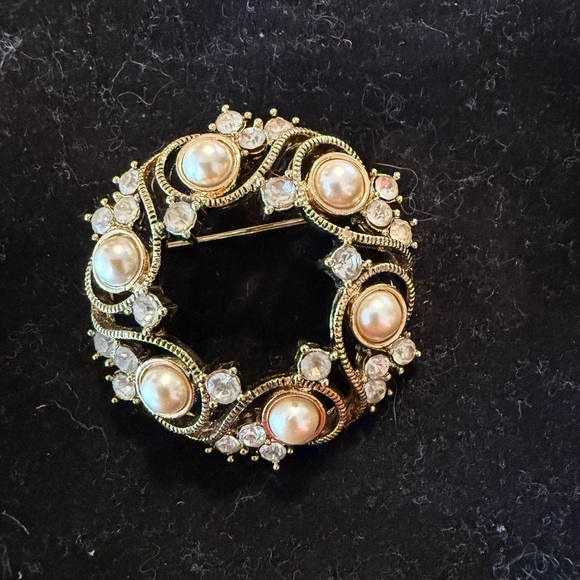 Monet Jewelry - Vintage Monet brooch